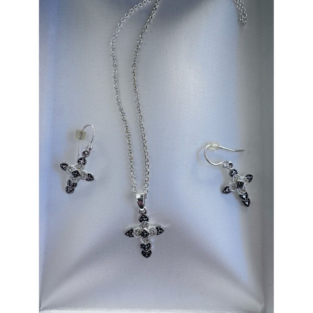 Vintage Silver Tone Cross Pendant Necklace & Earrings Set 18” Chain minimalist